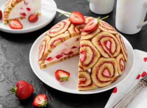 ZAR NIJE SAVRŠENA? Bomba torta od rolata sa jagodama, godinama je omiljena letnja poslastica