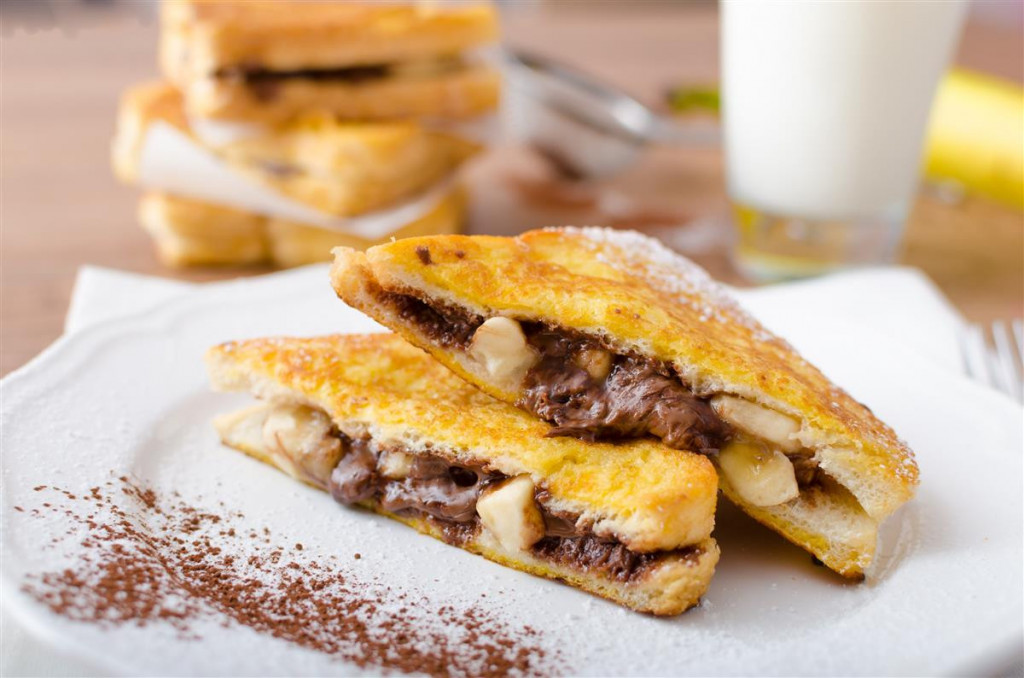 SLATKI DORUČAK Pohovani sendviči punjeni nutelom i bananom su savršeni da poželite dobro jutro voljenoj osobi