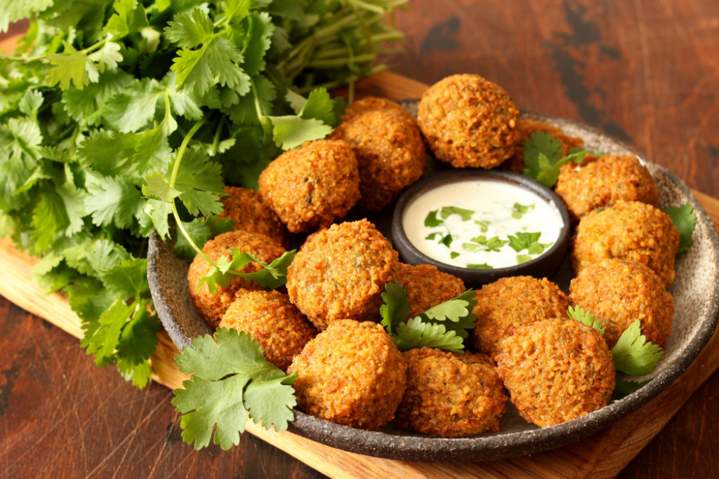 ORIJENTALNE ĆUFTE BEZ MESA Falafel sa sosom od belog luka osvojiće vas na prvi zalogaj!