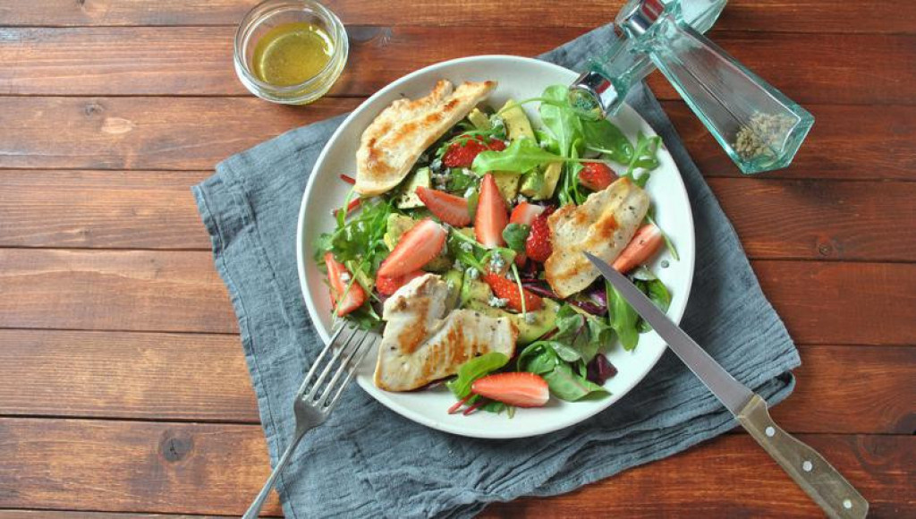 Salata s grilovanom piletinom i jagodama koju možete da jedete uveče bez griže savesti