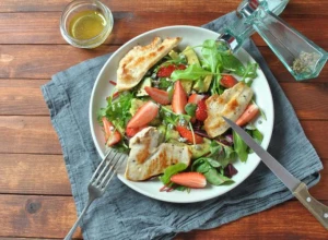 Salata s grilovanom piletinom i jagodama koju možete da jedete uveče bez griže savesti