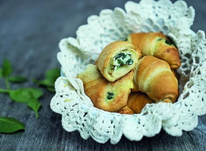 PO BAKINOM RECEPTU Domaće kiflice punjene sirom i spanaćem su mekane kao pamuk i neverovatno ukusne