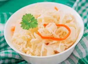 PRAKTIČNA I ZA UŽINU NA POSLU Zdrava, a zasitna salata od kupusa zovu i ŽESTOKA
