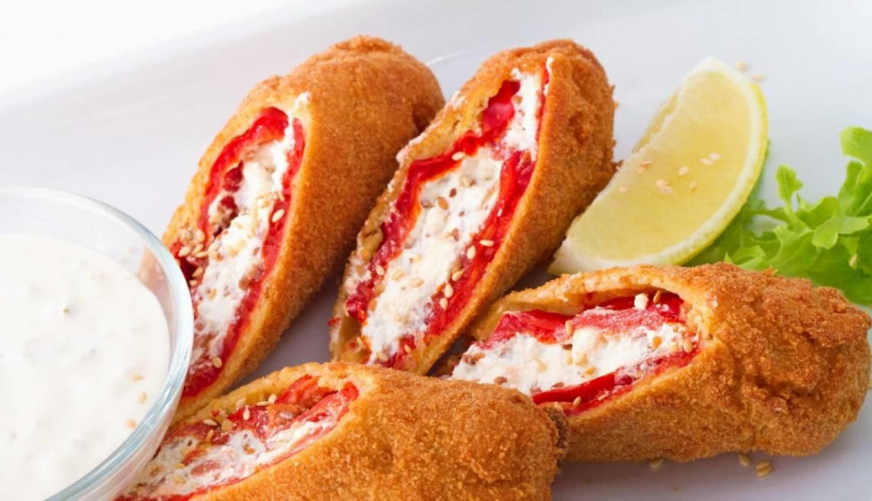 PREDLOG ZA RUČAK Pohovane paprike punjene svežim sirom, obrok za poželeti!