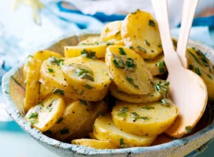 UKUSNA I SOČNA Krompir salata sa začinima najbolje ide uz ribu, a može da se jede i kao obrok