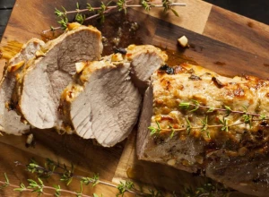 NEDELJNI RUČAK Svinjski vrat iz rerne, mekan i sočan zbog specijalne marinade, uz dodatak začinjenog krompira