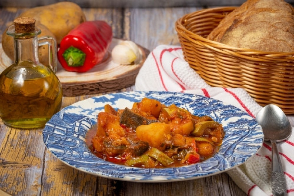TEČIN KROMPIR PAPRIKAŠ Svako ko je probao, otima se za baš ovaj recept jer nema zapršku a gust je i kremast