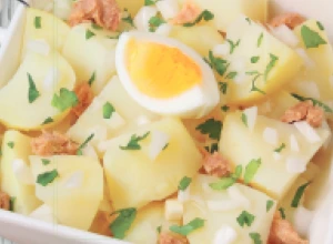IDEALNA ZA UŽINU NA POSLU Napravite svima omiljenu salatu od krompira i NEODOLJIVE ribe