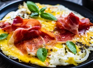 FRITATA ZA DORUČAK Omlet na italijanski način sa pečenicom i lukom, daje snagu za ceo dan!