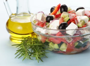 NAJBOLJA GRČKA SALATA Bogata je povrćem i sirom, pa u letnjim danima može zameniti obrok