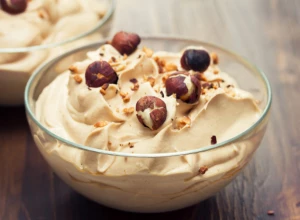 ODLIČNO ZA PONETI Jogurt sa kafom i koštunjavim voćem je zdrava užina, a može da bude i letnji obrok