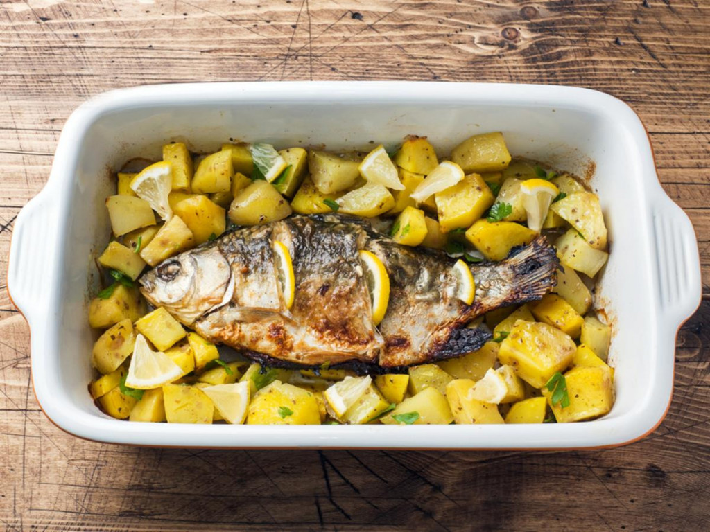 RECEPT ZA NEDELJNI RUČAK Pijani šaran sa krompirom, ukusno jelo iz rerne za celu porodicu