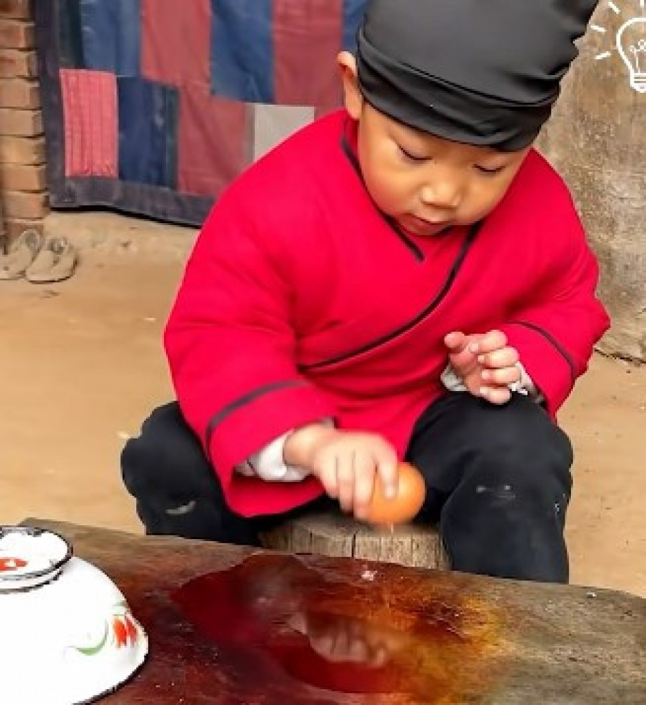 "SLATKO KUVA, A JOŠ SLAĐE PAPA" Osmogodišnjak pokazao kako se sprema ukusan, a jeftin doručak, ljudi oduševljeni, traže recept