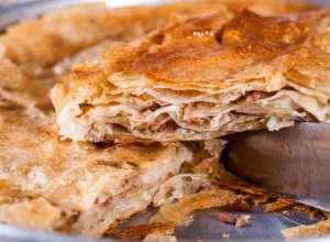 OMILJENI DORUČAK Burek sa mesom od gotovih kora, najkrckaviji i najukusniji, a vaših ruku delo!