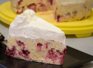 SLATKO OSVEŽENJE Torta od keksa i malina, ne peče se, napravi se bukvalno za 15 minuta, a smaže još brže!