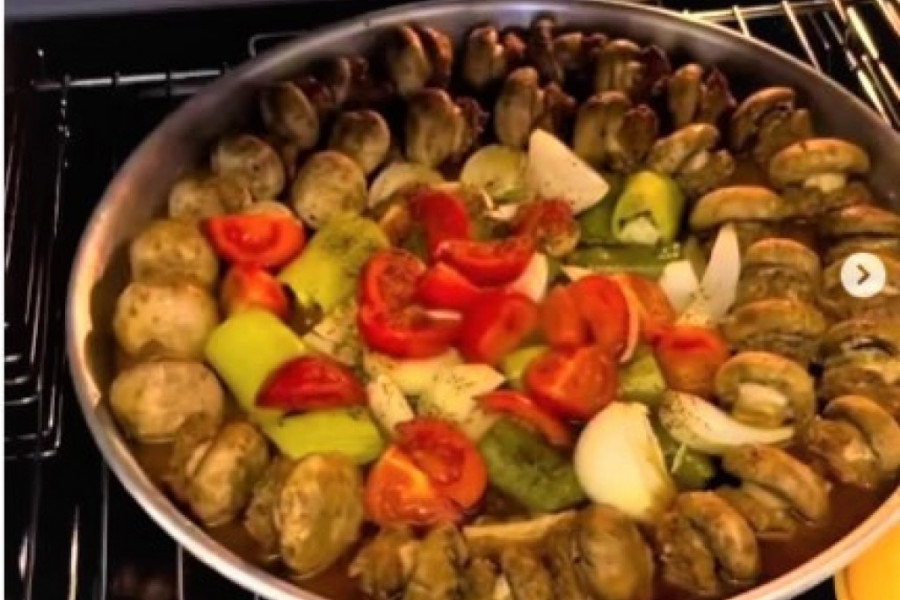 ATRAKTIVNI ŠARENI TOČAK Pečurke punjene mlevenim mesom pune slasti obezbediće vam aplauz od gostiju (VIDEO)