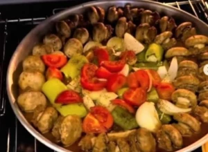 ATRAKTIVNI ŠARENI TOČAK Pečurke punjene mlevenim mesom pune slasti obezbediće vam aplauz od gostiju (VIDEO)