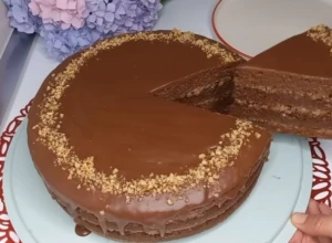 Stari recept za čokoladnu kutlača tortu iz šerpe: Nema filovanja samo se zalije iz kutlače - brzo i lako (VIDEO)