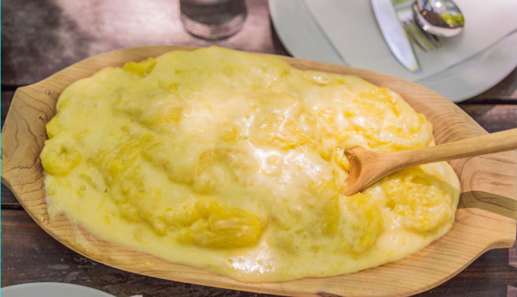 STARI DOBRI CRNOGORSKI KAČAMAK Tradicionalno jelo siromašnih sada voli i elita, evo kako se sprema!