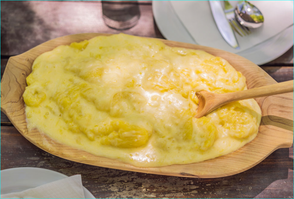 STARI DOBRI CRNOGORSKI KAČAMAK Tradicionalno jelo siromašnih sada voli i elita, evo kako se sprema!