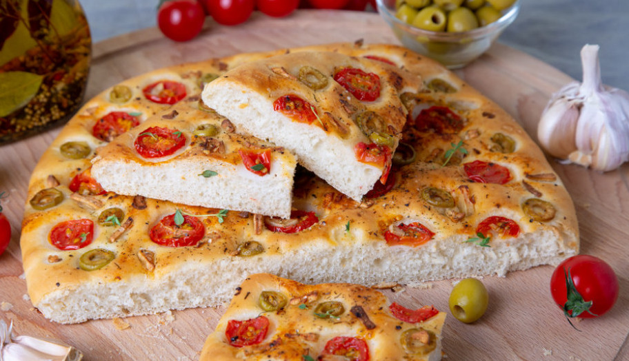 DORUČKUJTE KAO ITALIJANI Fokača sa paradajzom i maslinama, može biti obrok ili meze za goste