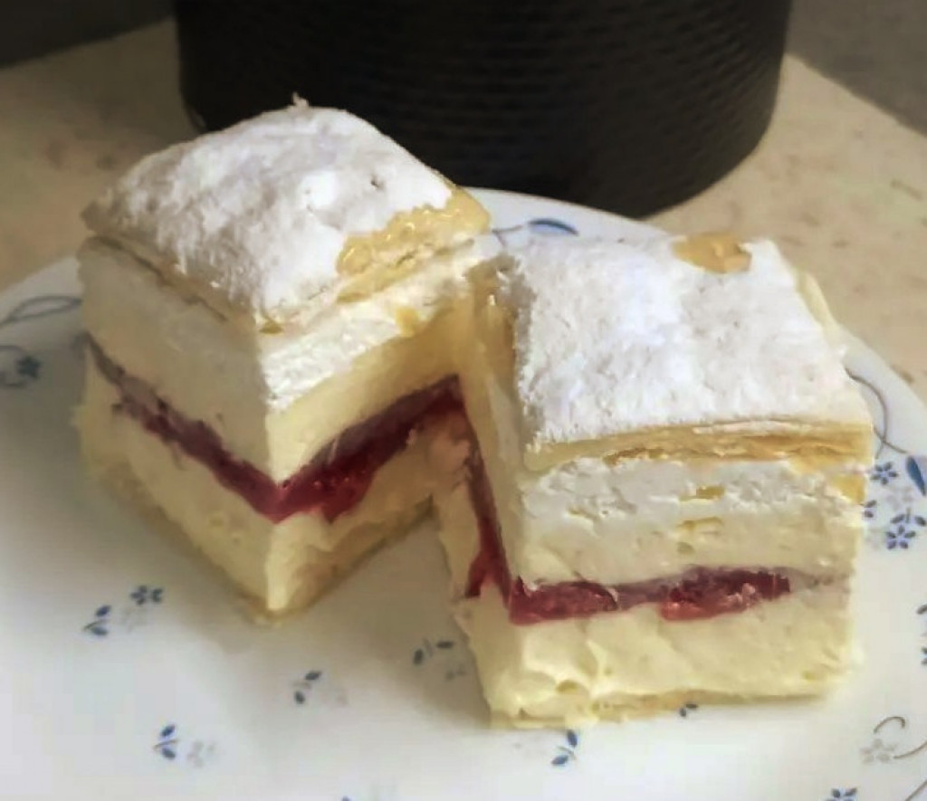 KREMPITA SA VIŠNJAMA Očaraće vas već na prvi zalogaj i odmah će vam postati omiljeni kolač!