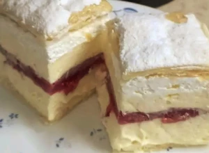 KREMPITA SA VIŠNJAMA Očaraće vas već na prvi zalogaj i odmah će vam postati omiljeni kolač!