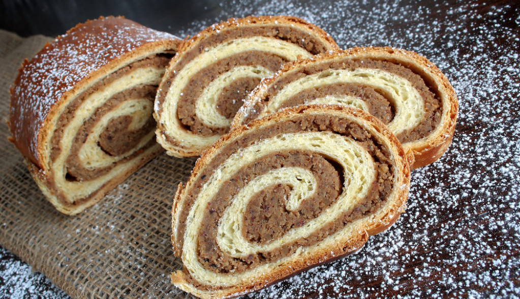 ŠTRUDLA SA ORASIMA I ČOKOLADOM Ova poslastica od testa je toliko dobra da svi traže dodatak!