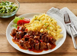 PIKANTNI GULAŠ SA TESTENINOM Jelo koje će okupiti porodicu oko stola, jer ga svi vole!