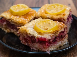 OVAKVU SIGURNO NISTE JELI! Baklava sa višnjama i plazmom, spoj voća, keksa i slatkog sirupa čini je neodoljivom!