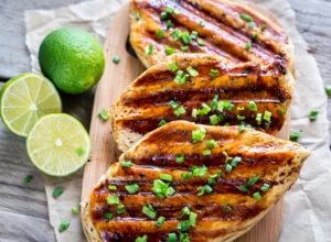 SOČNO, SOČNIJE Iako za pileća prsa važi da je najsuvlje meso, pripremljena na ovaj način u rerni biće sočna i mirisna