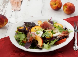 HLADNA SALATA Iskoristite sezonu breskve i napravite obrok pun arome s pršutom i sirom