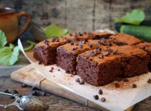 KAKAO KOCKE Fini čokoladni desert za čiju sočnost su zaslužne jabuke, sjajan slatkiš za dane posta