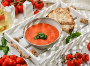 NEŽNA KOMBINACIJA UKUSA Domaća supa od svežeg paradajza koja miriše na leto