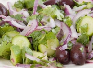 LAGANA A ZDRAVA Salata od tikvica i maslinki iako bez mesa je zasitna a ukusom će vas oboriti s nogu
