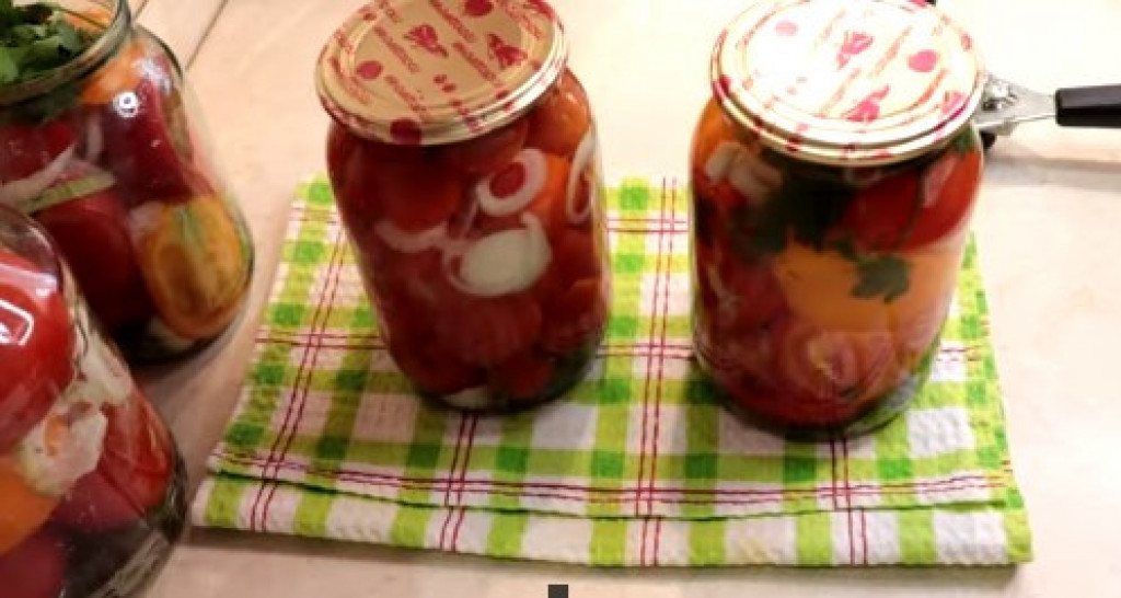 SAČUVAJTE LETO U TEGLI Paradajz salata - savršena zimnica bez konzervansa