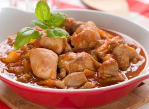 PILEĆI PAPRIKAŠ PO RECEPTU IZ SVEKRVINE SVESKE Starinsko jelo kojem malo ko može da odoli