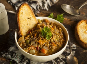 POSNA ČORBA OD SOČIVA Kuvano jelo koje je brzo gotovo, odlično zasiti, a poseban šmek mu daje jedan sastojak