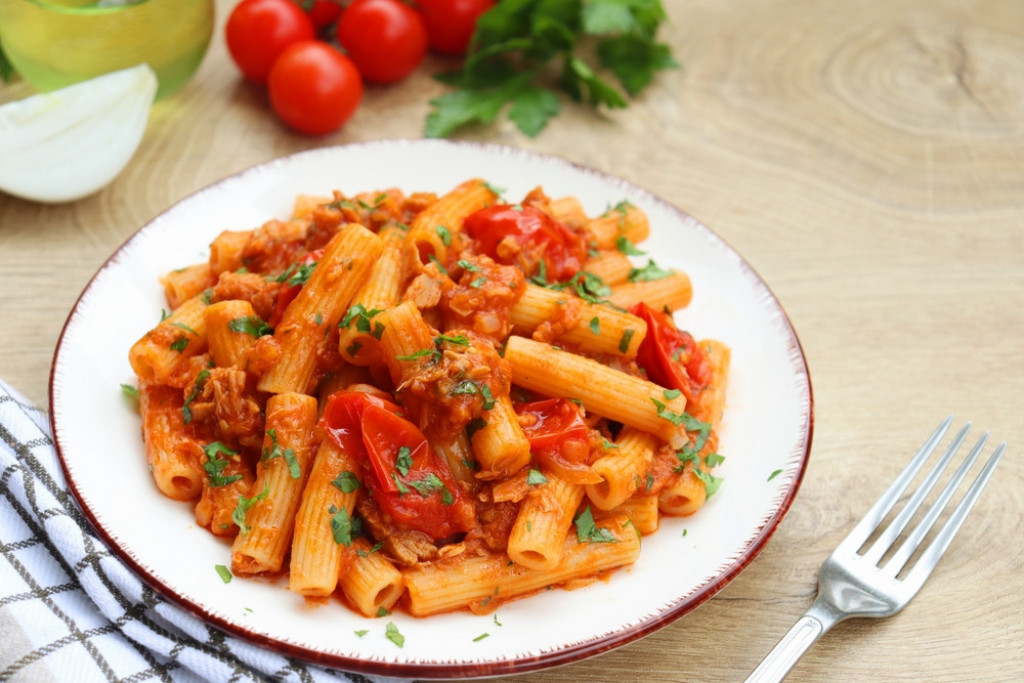 PRAVI LETNJI OBROK Pasta sa tunjevinom i paradajzom je posna, lako se pravi, a možete je poneti na posao