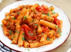 PRAVI LETNJI OBROK Pasta sa tunjevinom i paradajzom je posna, lako se pravi, a možete je poneti na posao
