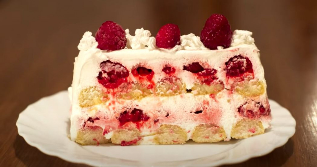 TORTA KOJA SE NE PEČE Red piškota, red šlaga, red malina i za 20 minuta gotova poslastica!
