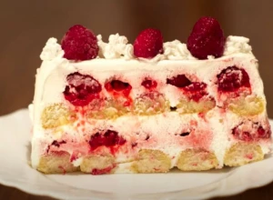 TORTA KOJA SE NE PEČE Red piškota, red šlaga, red malina i za 20 minuta gotova poslastica!