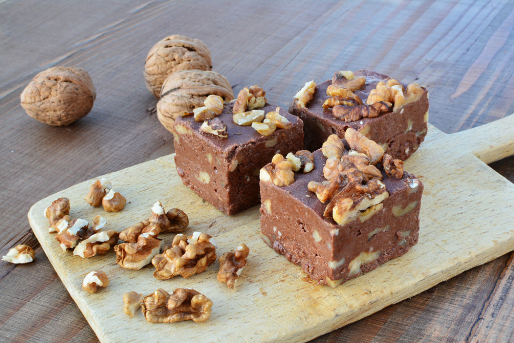 KOLAČI KOJI SE NE PEKU Čokoladne kocke sa orasima su ukusne i kremaste, a jednostavno se prave
