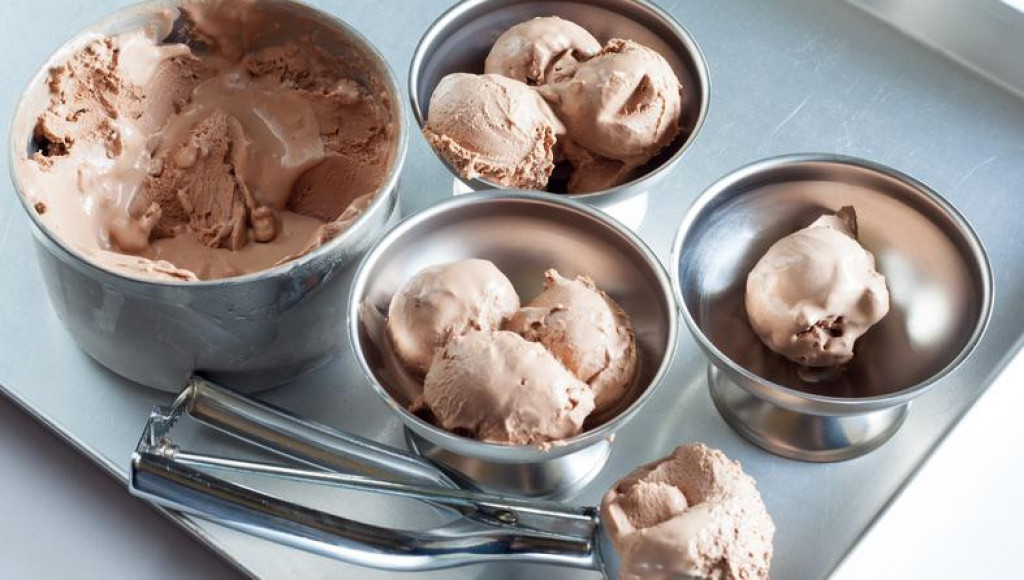 SUPER RECEPT Čokoladni sladoled koji se pravi od 2 jeftina sastojka, a čokolada ne ide!