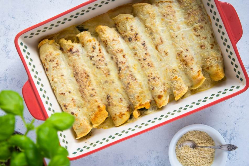 I JELO I POSLASTICA Zapečene palačinke sa orasima i mlekom, slatki ukus detinjstva