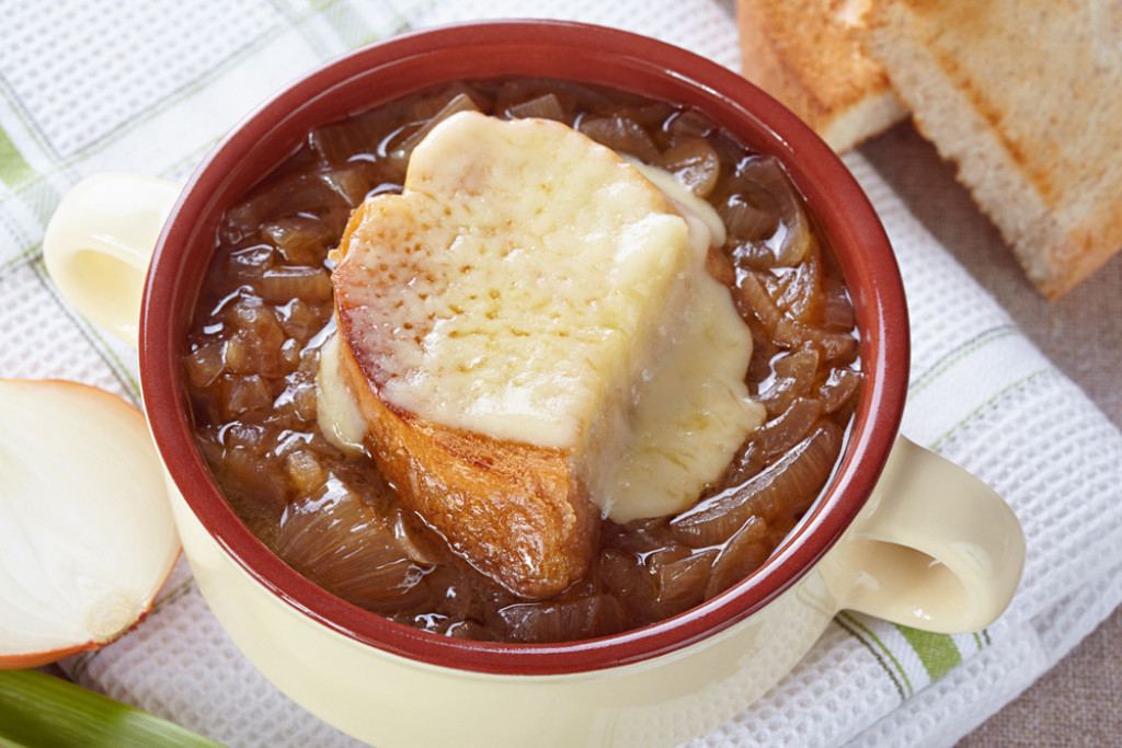 FRANCUSKI SPECIJALITET Čorba od crnog luka s hlebom i parmezanom, zapečena u rerni!