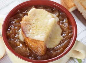 FRANCUSKI SPECIJALITET Čorba od crnog luka s hlebom i parmezanom, zapečena u rerni!