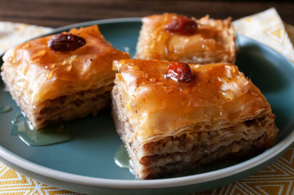 TURSKA BAKLAVA SA BADEMOM Preliva se mlekom i fenomenalna je, morate da probate ovaj recept!