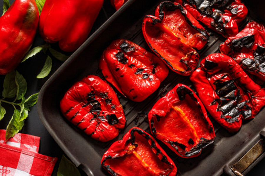 ZIMNICA ZA SVE UKUĆANE Mediteranska salata od pečenih paprika ide uz sva jela a posebno uz meso