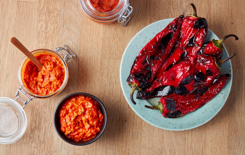 AJVAR OD CEPKANIH PAPRIKA Po receptu najboljih srpskih domaćica, priprema je jednostavna, a ukus neodoljiv